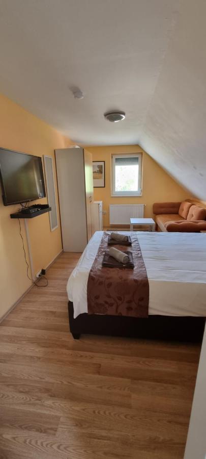 Joy Guesthouse Сиофок Екстериор снимка