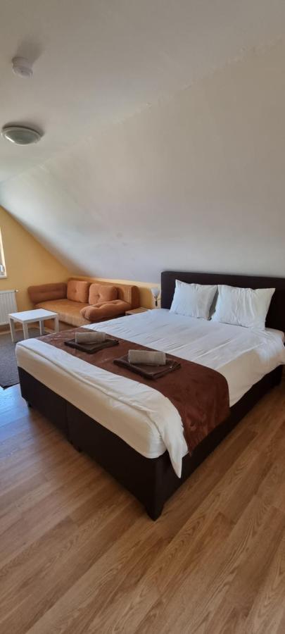 Joy Guesthouse Сиофок Екстериор снимка
