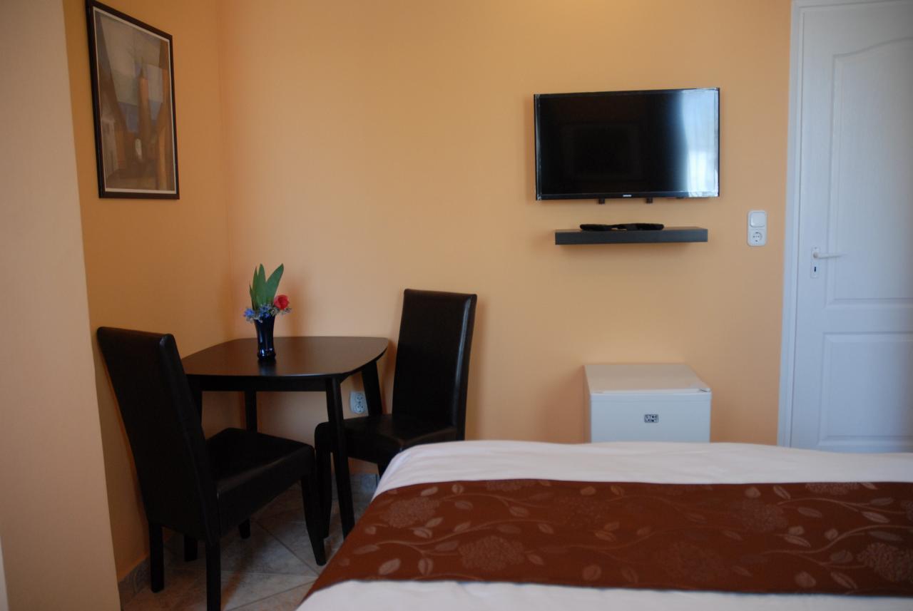 Joy Guesthouse Сиофок Екстериор снимка
