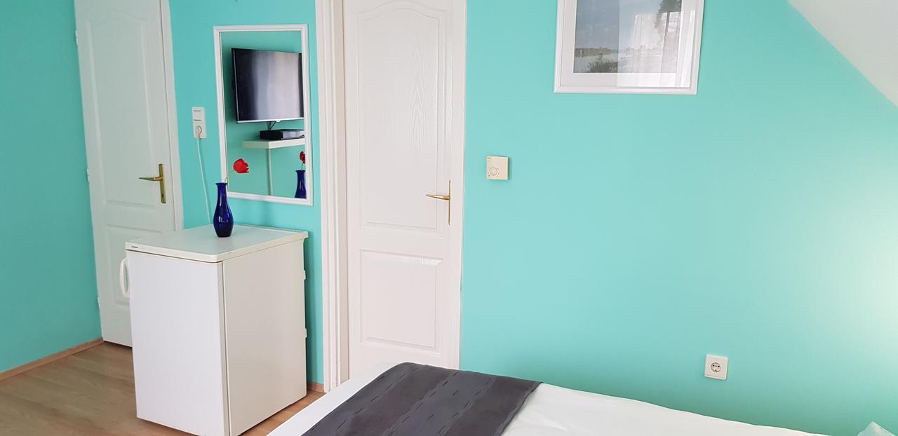 Joy Guesthouse Сиофок Екстериор снимка
