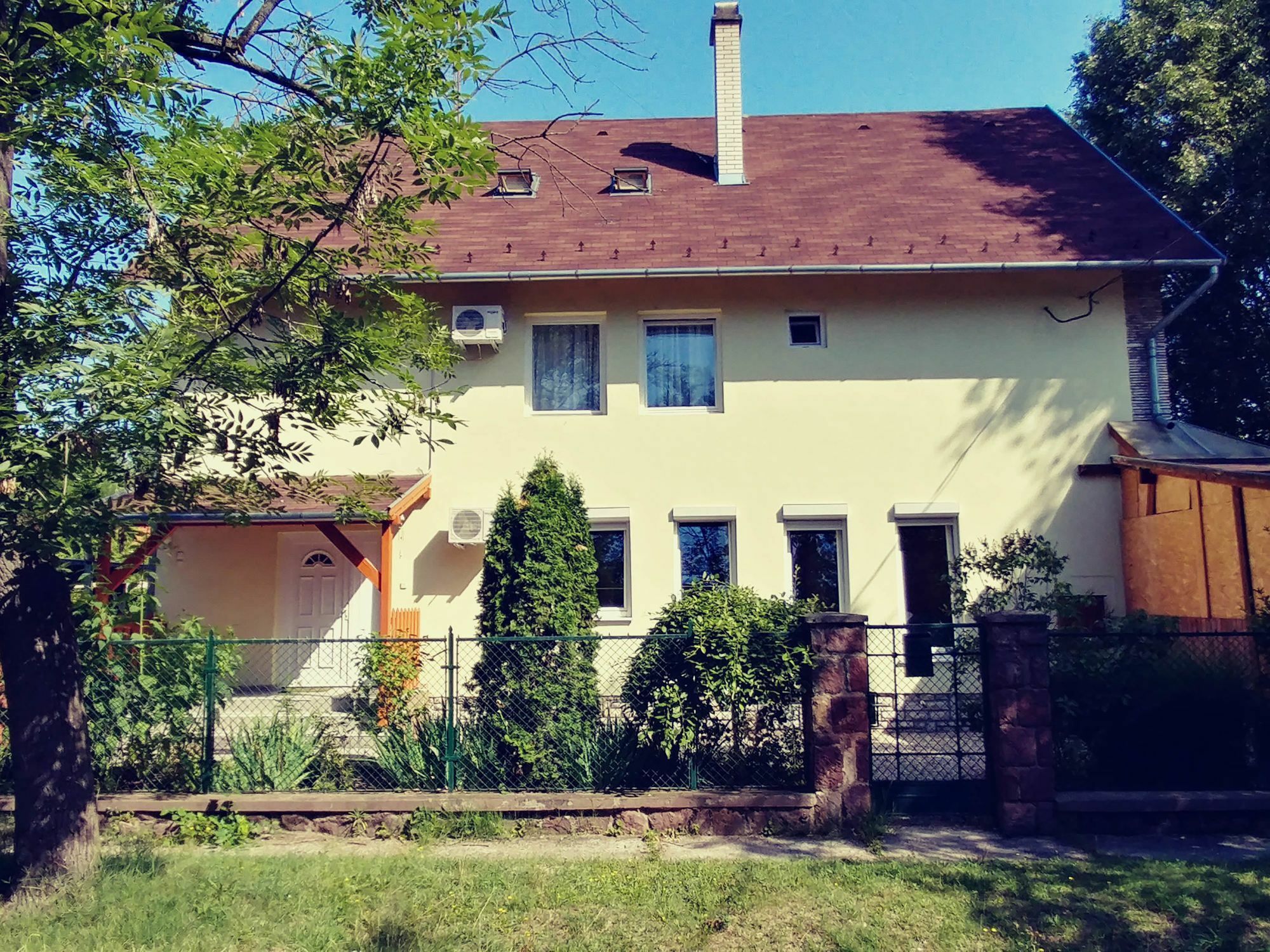 Joy Guesthouse Сиофок Екстериор снимка